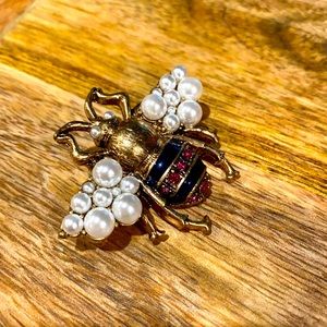 Gorgeous rhinestone and pearl bee brooch pin